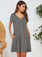 Romina - El Mini de Manga Corta y Cuello con Muesca